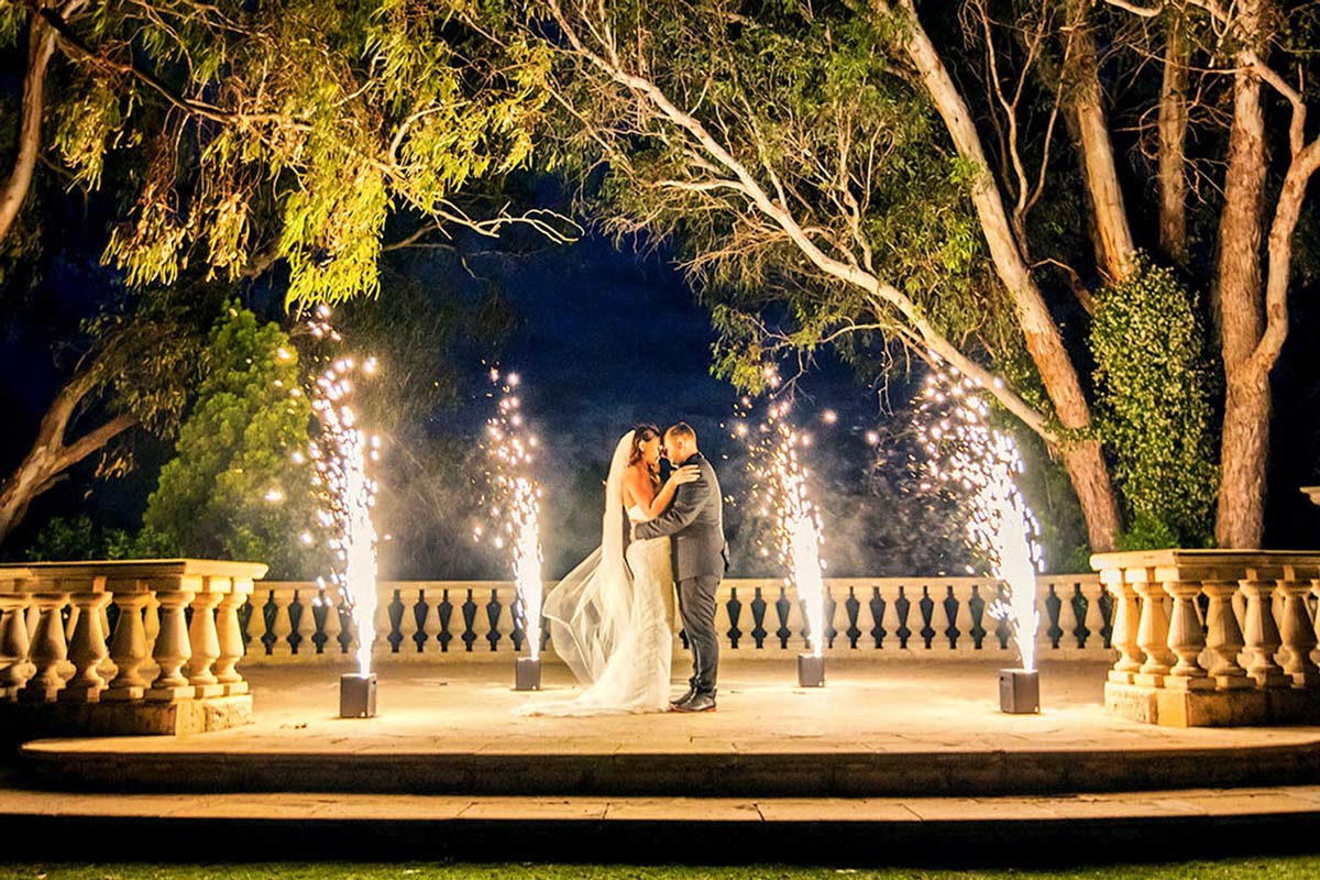 https://www.weddingmusicandlights.it/wp-content/uploads/2020/06/05-Fontane-fredde-sparkular.jpg